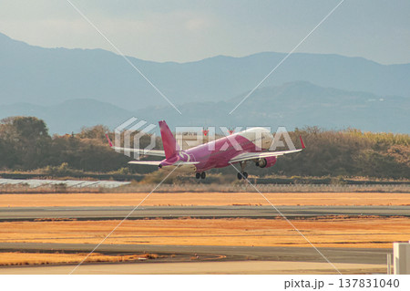 2月のやわらかな冬光の長崎空港 2月のやわらかな冬光の長崎空港 137831040