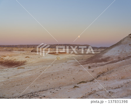 ウスチュルト台地の夕暮れ~カザフスタン・マンギスタウ / Kyzylkup, Kazakhstan ウスチュルト台地の夕暮れ~カザフスタン・マンギスタウ / Kyzylkup, Kazakhstan 137831398