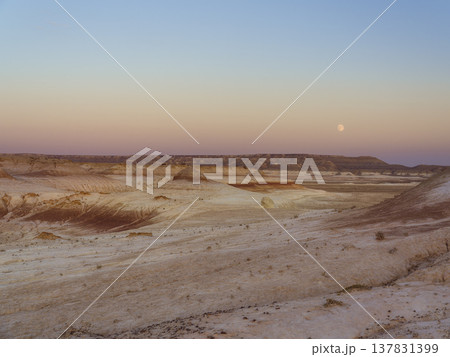 カザフスタン・マンギスタウ ウスチュルト台地の夕暮れ / Kyzylkup, Kazakhstan カザフスタン・マンギスタウ ウスチュルト台地の夕暮れ / Kyzylkup, Kazakhstan 137831399