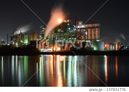 水面に反射する光が美しい工場の夜景 137831776