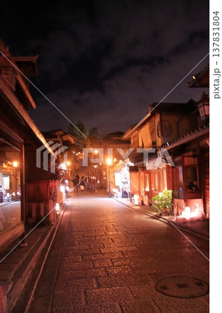 京都 二年坂 産寧坂 清水寺の夜桜風景 京都 二年坂 産寧坂 清水寺の夜桜風景 137831804