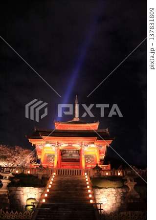京都 二年坂 産寧坂 清水寺の夜桜風景 京都 二年坂 産寧坂 清水寺の夜桜風景 137831809