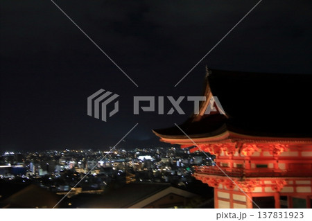 京都　二年坂　産寧坂　清水寺の夜桜風景 137831923