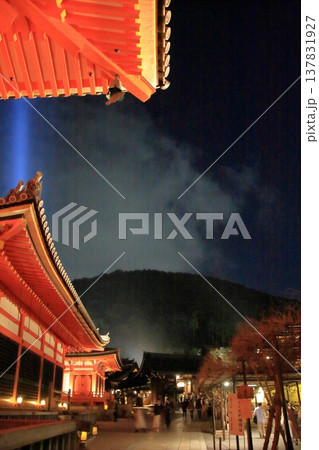 京都 二年坂 産寧坂 清水寺の夜桜風景 京都 二年坂 産寧坂 清水寺の夜桜風景 137831927