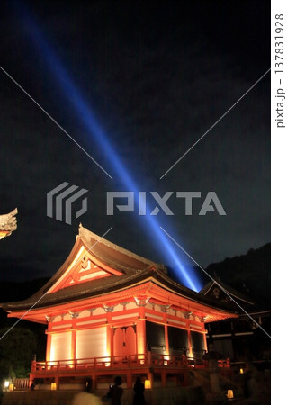 京都　二年坂　産寧坂　清水寺の夜桜風景 137831928
