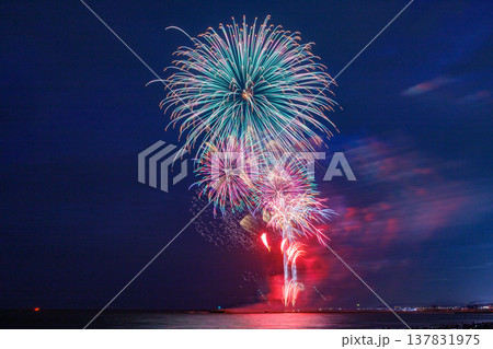 夏の夜空に咲く大輪の花 137831975