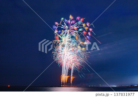 夜空に映えるカラフルなスターマイン 137831977