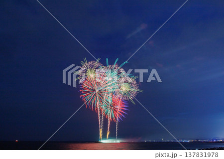 夜空に咲くカラフルなスターマイン 夜空に咲くカラフルなスターマイン 137831978