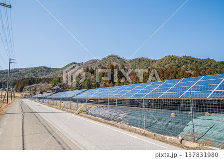 道路わきに設置されたソーラーパネル 滋賀県長浜市西浅井町 道路わきに設置されたソーラーパネル 滋賀県長浜市西浅井町 137831980