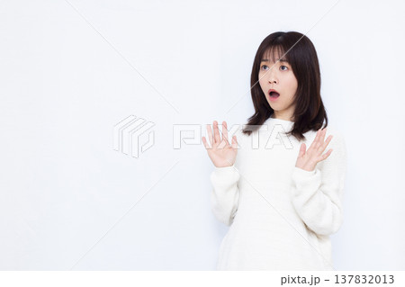 びっくり驚いている女性 137832013
