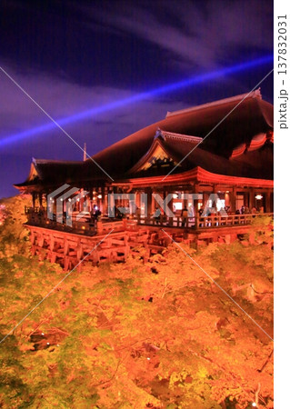 京都 二年坂 産寧坂 清水寺の夜桜風景 京都 二年坂 産寧坂 清水寺の夜桜風景 137832031