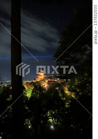 京都 二年坂 産寧坂 清水寺の夜桜風景 京都 二年坂 産寧坂 清水寺の夜桜風景 137832035