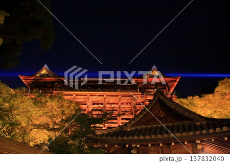 京都　二年坂　産寧坂　清水寺の夜桜風景 137832040
