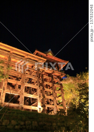 京都　二年坂　産寧坂　清水寺の夜桜風景 137832048