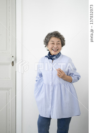 笑顔のシニア女性 笑顔のシニア女性 137832073