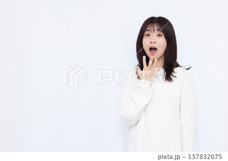 笑顔でびっくり驚いている女性 137832075