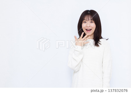 笑顔でびっくり驚いている女性 笑顔でびっくり驚いている女性 137832076