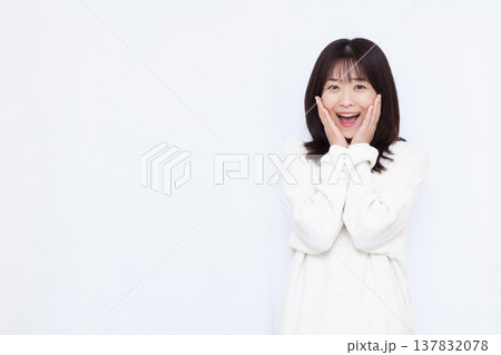 笑顔でびっくり驚いている女性 137832078