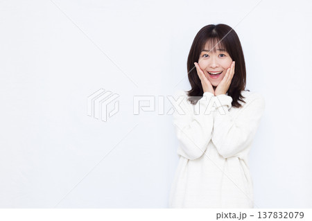 笑顔でびっくり驚いている女性 笑顔でびっくり驚いている女性 137832079