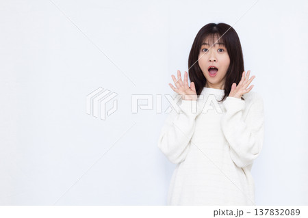 びっくり驚いている女性 137832089
