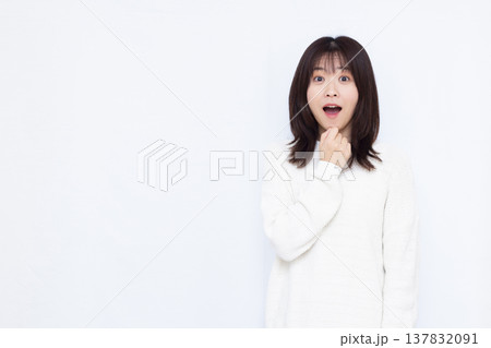 びっくり驚いている女性 137832091