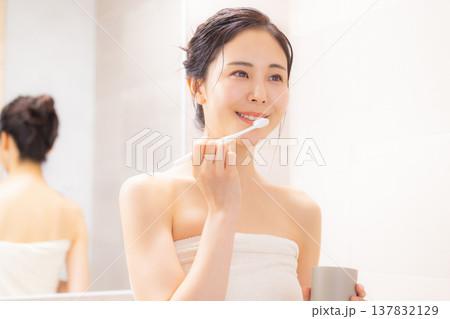 バスルームで歯磨きをする若い女性 137832129