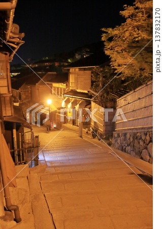 京都 二年坂 産寧坂 清水寺の夜桜風景 京都 二年坂 産寧坂 清水寺の夜桜風景 137832170