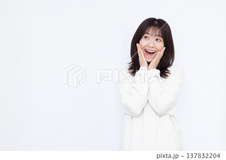 笑顔でびっくり驚いている女性 笑顔でびっくり驚いている女性 137832204