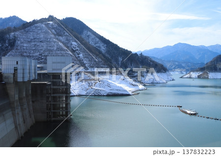 【神奈川県】記録的渇水で大きく露出した宮ケ瀬ダムの選択取水塔と冠雪した丹沢の山々 137832223