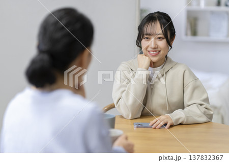 笑顔で話をする若い女性 母娘の会話 イメージ 笑顔で話をする若い女性 母娘の会話 イメージ 137832367