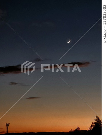 夕暮れの空に浮かぶ月 夕暮れの空に浮かぶ月 137832382