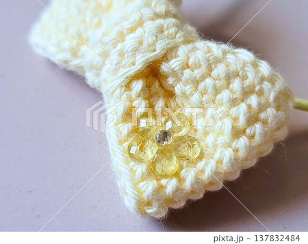 ハンドメイド　毛糸で編んだリボンヘアゴム　キラキラ光るお花チャーム 137832484