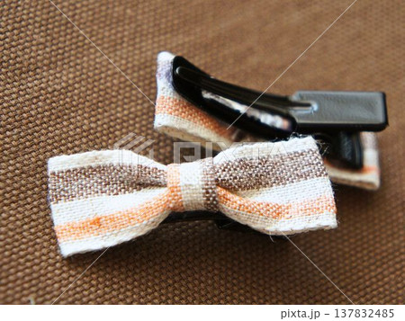 ハンドメイド 茶色とオレンジ色のストライプ柄リボンのヘアクリップ ハンドメイド 茶色とオレンジ色のストライプ柄リボンのヘアクリップ 137832485
