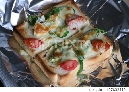 朝食にピザトースト 手作り 朝食にピザトースト 手作り 137832513
