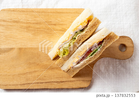 玉子レタスサンドウィッチ 137832553