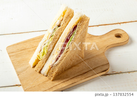 玉子レタスサンドウィッチ 137832554