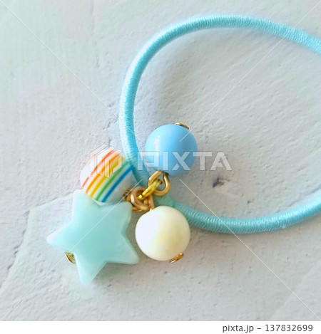 ハンドメイド　カラフルなビーズがたくさんついたキッズヘアゴム　パステルブルー　星 137832699
