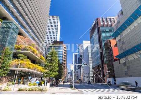 《東京都》京橋エリアの都市風景・ビルの谷間 137832754