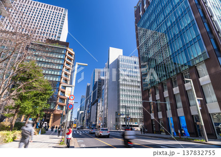 《東京都》京橋エリアの都市風景・ビルの谷間 137832755