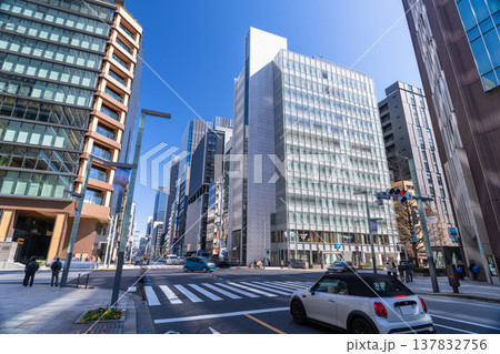 《東京都》京橋エリアの都市風景・ビルの谷間 137832756