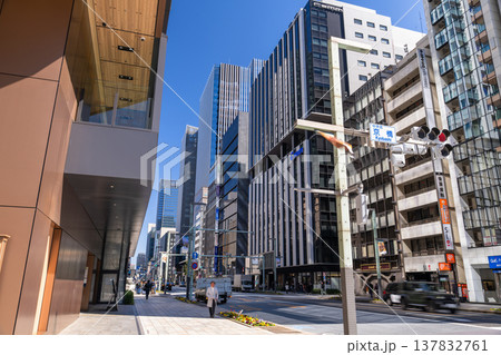 《東京都》京橋エリアの都市風景・ビルの谷間 137832761