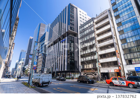 《東京都》京橋エリアの都市風景・ビルの谷間 137832762