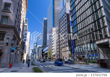 《東京都》京橋エリアの都市風景・ビルの谷間 137832766