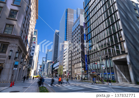 《東京都》京橋エリアの都市風景・ビルの谷間 137832771