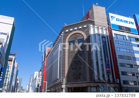 《東京都》銀座の都市風景・ビルの谷間 《東京都》銀座の都市風景・ビルの谷間 137832789