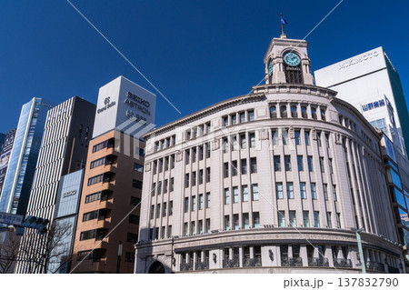《東京都》銀座の都市風景・ビルの谷間 《東京都》銀座の都市風景・ビルの谷間 137832790