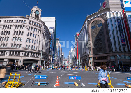 《東京都》銀座の都市風景・ビルの谷間 《東京都》銀座の都市風景・ビルの谷間 137832792