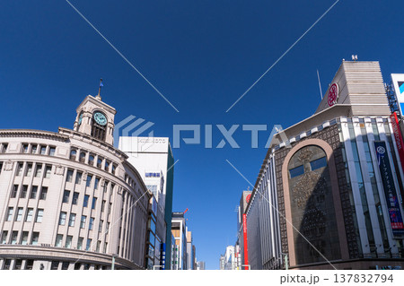《東京都》銀座の都市風景・ビルの谷間 137832794