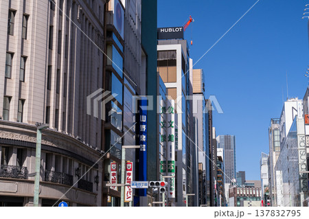 《東京都》銀座の都市風景・ビルの谷間 《東京都》銀座の都市風景・ビルの谷間 137832795