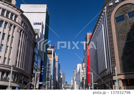 《東京都》銀座の都市風景・ビルの谷間 137832796